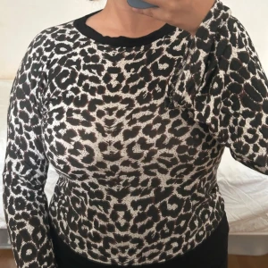 Leopardmönstrad långärmad topp från PrettyLittleThing - Säljer en snygg långärmad topp från PrettyLittleThing med svartvitt leopardmönster. Tight passform och rund halsringning. Storlek EU 34/XS, men kan även passa S/M