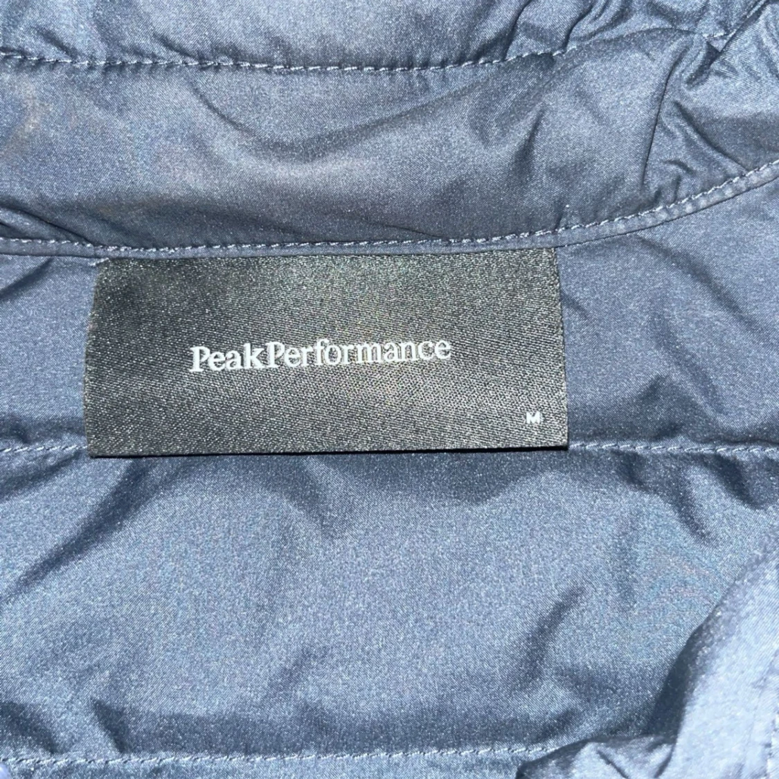 Svart dunjacka med huva från Peak Performance - 4