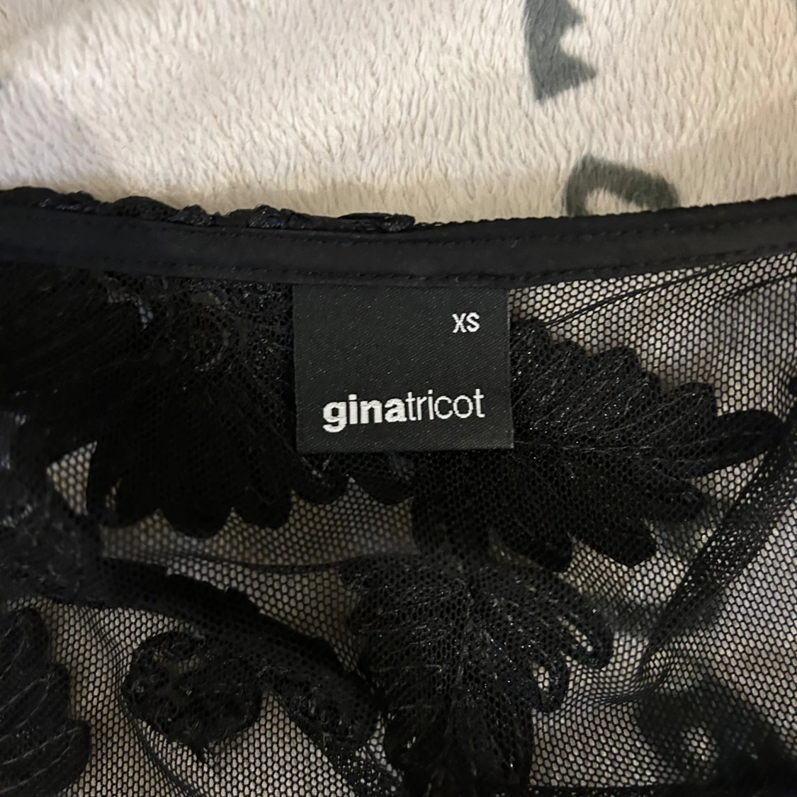 Svart knytblus med broderade blommor från Gina Tricot - 2