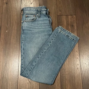 Jack & Jones Jeans  - Oanvända fina och trendiga relaxed jeans ifrån Jack & Jones modellen Chris | Storlek 31/32 |Skick 9,5/10 | Pris 250kr | Fraktar via PostNord eller Instabox | Hör av dig vid funderingar eller frågor! 