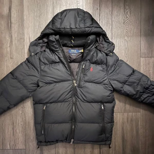 Ralph Lauren jacka - Säljer nu en snygg mörkblå jacka från Ralph Lauren i storlek S.🤩Säljer den då den tyvärr är lite för stor mig. Jackan har en stilren design framtill och passar perfekt nu till våren.💛Den har en liten defekt nere vid höger arm, annars i mycket bra skick.✅Bara hör av dig ifall du har några frågor eller funderingar.😁