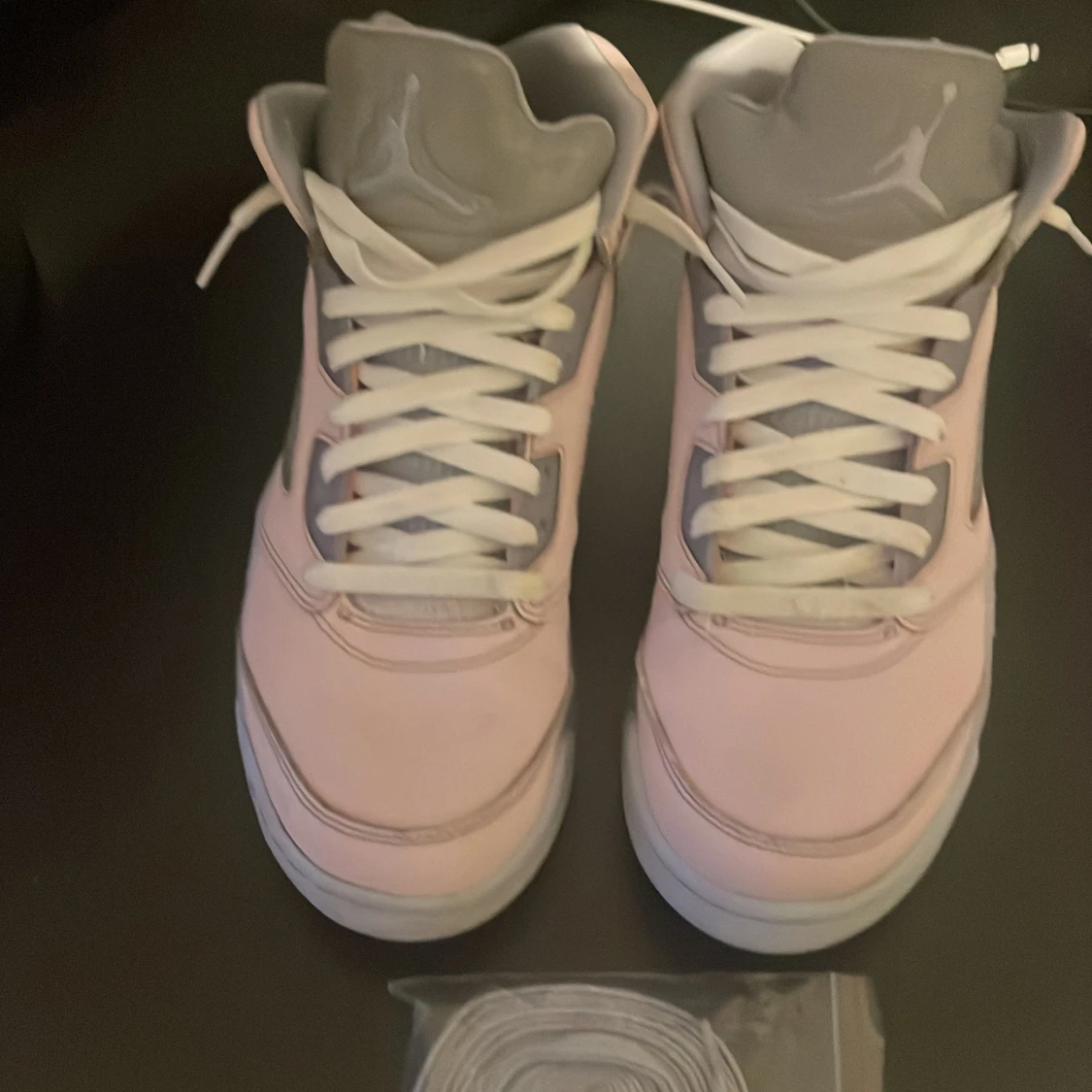 Nike Air Jordans 5 Retro i ljusrosa och grå (2022)