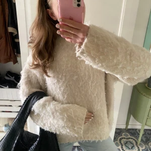 Fluffig stickad tröja - Säljer denna superfina fluffiga tröjan som är ifrån h&m. Passar till allt och är i relativt fint skick☺️