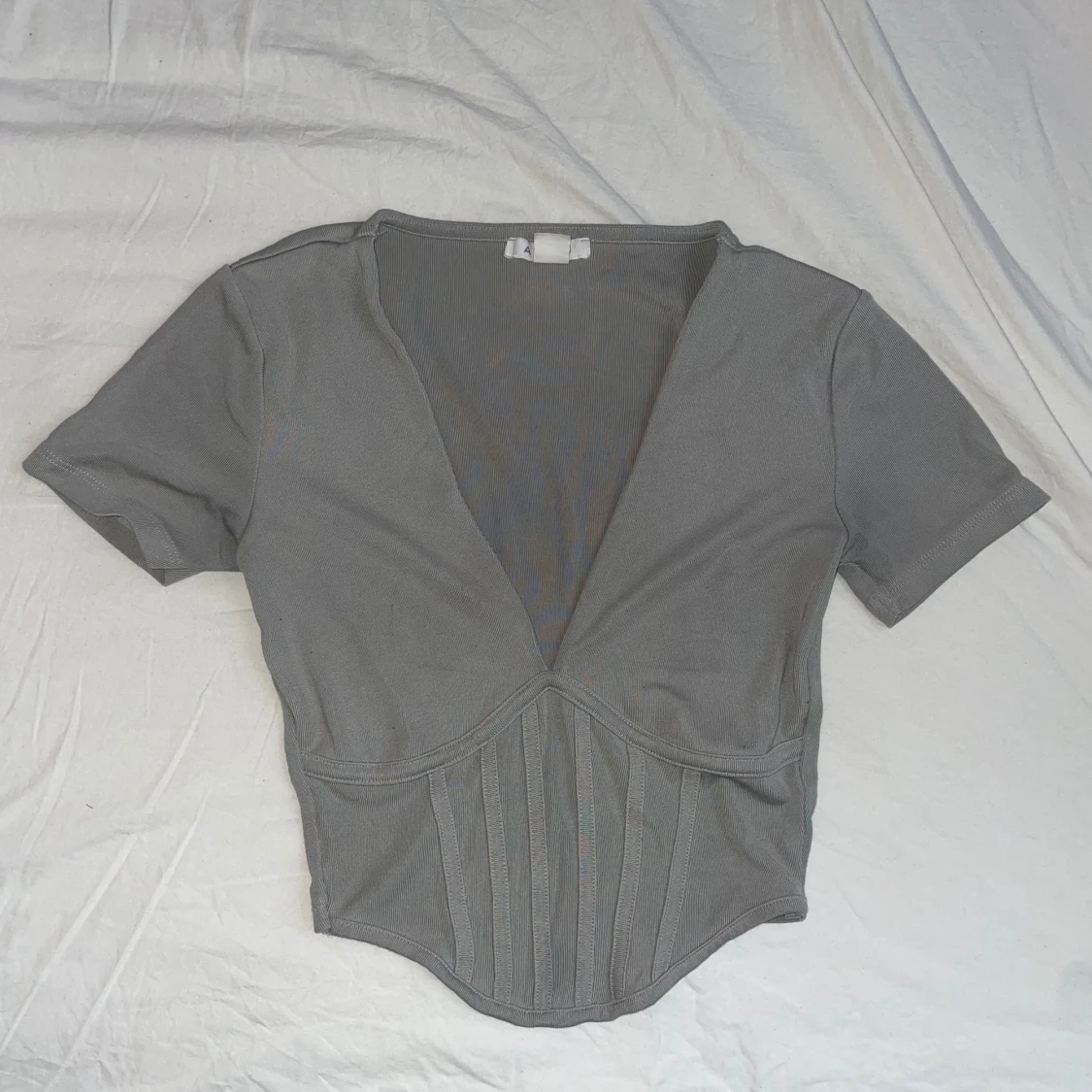 Grå ribbad korsettopp från Amisu