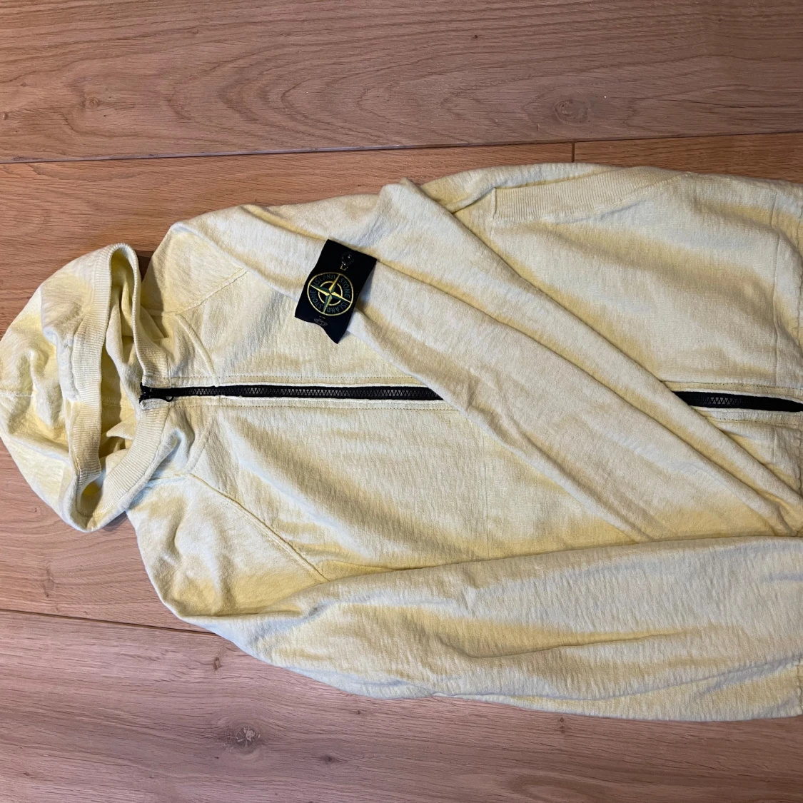 Gul hoodie från Stone Island