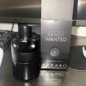 Azzaro the most wanted intense - Azzaro the most wanted intense, riktig bra parfym som fungerar riktig bra både på domar och vinter. Flaskan är 100ml, 85ml är kvar. Kvitto finns.