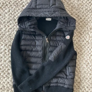 Moncler cardigan  - Svart moncler cardigan i väldigt bra skick. Storlek S men passar xs också