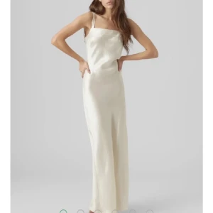 Champagnefärgad långklänning i satin - Säljer min balklänning i denna champagnefärgade färgen i satin 🩷 endast använd på min bal så den är i väldigt fint skick och har inga fläckar eller skavanker 🤗