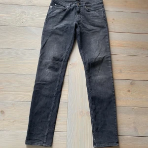 Svarta BLK DNM Jeans - Svarta BLK DNM jeans slim fit W30, L34. Jeansen sitter ganska tajt, de är i bra skick men har några små vita fläckar (se bild). Hör av er om ni vill ha fler bilder och vid övriga frågor och funderingar!