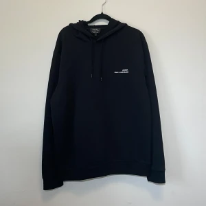 A.P.C hoodie  - A.P.C || skick 10/10 (aldrig använd) || storlek L || pris kan diskuteras vid snabb affär!