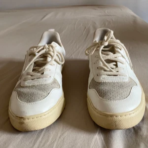 Veja sneakers med rosa detaljer - Säljer ett par snygga vita sneakers från Veja med rosa detaljer på hälen och beigea partier framtill. Skorna har klassisk snörning och en platt sula. Perfekta för dig som gillar stilrena och trendiga skor. Nypris 1200kr mitt pris 699kr. Hör av er vid minsta lilla fråga ❓eller fundering 🤔, Mvh Jannice🤗