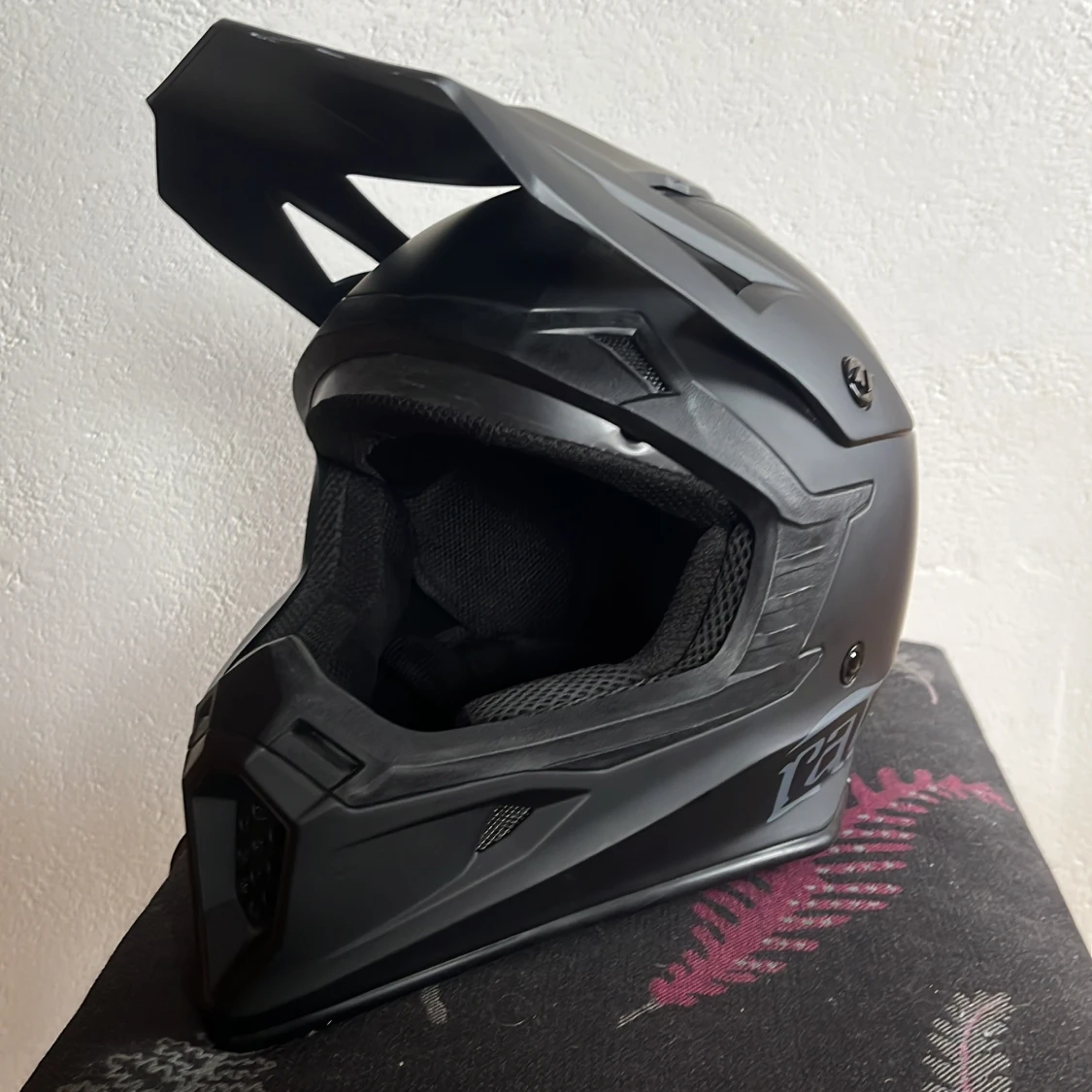 Svart crosshjälm Raven Airborne Stealth 