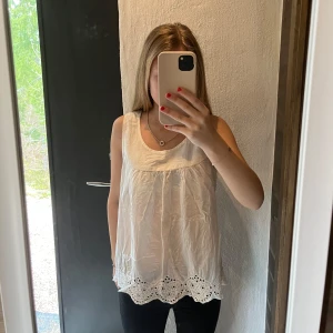 Blus från H&M - Tror ej man kan köpa längre då jag själv köpte den sekenhand, Storlek 40..💞