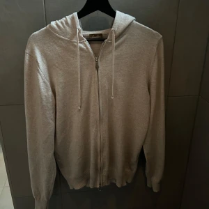 Stenströms zip - Säljer en riktigt fet Stenströms zip i 100% Merinoull | Nypris: 2.300kr | Skick 9,5/10 Inga defekter eller hål | Perfekt till fest eller till vardags | Storlek M men kan även passa S |Killen på bilden är 187cm och väger 73| Hör av dig vid frågor eller funderingar!