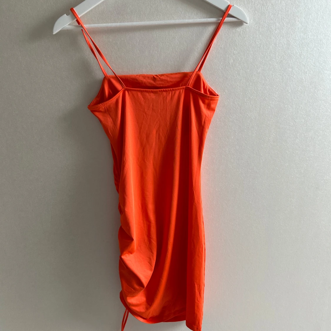 Tight orange klänning  - 1