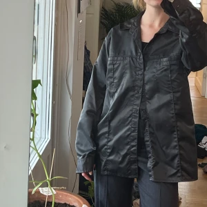 Svart satinliknande skjorta från MJD - Säljer en svart skjorta från MJD i storlek L. 