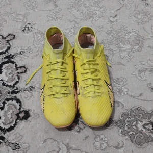 Gula nike Mercurial 43 - Säljer mina Gula nike Mercurial. Efter som dom är lite för små för mig, har ett par nya skor nu och ja vill sälja mina gamla. Pris kan diskuteras. 