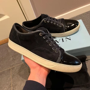 Marin blåa Lanvins  - Säljer ett par skit fräscha Marinblåa lanvins, dom är i rikigt bra skick och fungerar helt som nya, Box och två dushbags kommer med, hör av er vid intresse och om ni vill ha fler bilder, pris kan diskuteras 