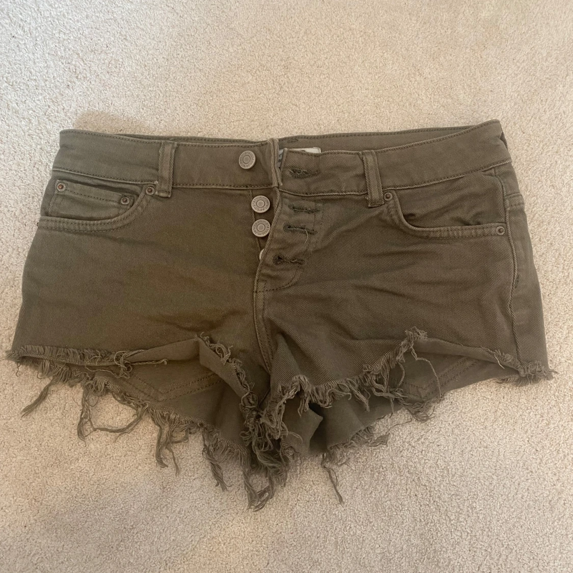 Olivgröna low waist jeansshorts 