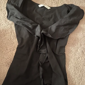 Volangtopp 💘 - Säljer denna svarta volangtopp från Mango då den ej kommer till användning. I mycket fint skick!