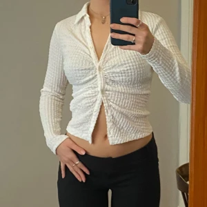 Vit croppad skjorta - Skriv för frågor!