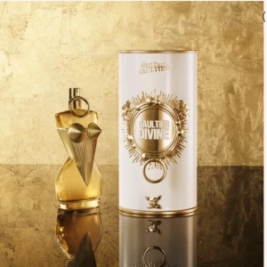Jean Paul Gaultier Divine Eau de Parfum - 50 ml Exklusiv parfym i en ikonisk flaska formad som en kvinnokropp med guldfärgade detaljer och korsettdesign. Kommer i en vit och guldig förpackning med lyxig känsla. Doften är elegant och passar dig som vill sticka ut. Använd endast två gånger se på bild 2 förpackningen är fortfarande lika fin inga skador på den säljer då jag inte använder den köpt ganska nyligen nypris 1340 köparen står för frakten