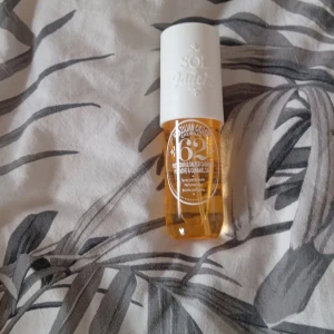 Sol de Janeiro Brazilian Crush Cheirosa 62 Parfymmist - En ikonisk parfymmist från Sol de Janeiro med doft av pistage och salt karamell. Flaskan är genomskinlig med guldfärgad vätska och har en vit spraykork. Perfekt för dig som älskar söta och varma dofter. Om du vill ha men info skriv 