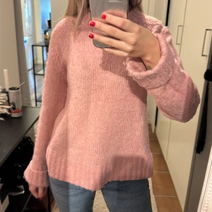 Rosa stickad tröja  - Mysig rosa stickad tröja från Kaffe i storlek S. Tröjan har muddar vid ärmslutet samt en liten slits på sidan