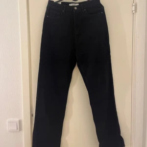 Svarta slouchy jeans från SeeSee Paris - Svarta jeans från SeeSee Paris i modellen slouchy. Byxorna har raka ben, klassisk femficksdesign och hög midja. Materialet är jeans och de har en slits vid benslutet för en trendig look.