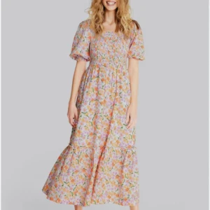 Blommig långklänning från Cubus  - Superfin långklänning med blommigt mönster i pastellfärger från Cubus. Klänningen har puffärmar, smock upptill och volang nertill. Perfekt för sommarens alla tillfällen! Säljes i storlek XS. Sparsamt använd 💕💕