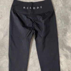 Svarta tights från Relode - Säljer ett par svarta tights från Relode med scrunch bak. Tightsen är i storlek Medium och i nyskick. Nypris är 699.