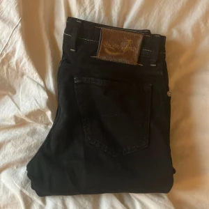 Svarta jeans från Jacob Cohen - Säljer mina snygga svarta jeans från Jacob Cohen. Jeansen har vita kontrastsömmar och knappar i gylfen. Skick 9/10 Skicka dm vid frågor.