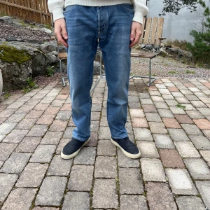 Jacob Cohen - Ljusblå sommarjeans - Säljer ett par riktigt snygga och exklusiva ljusblå jeans från italienska Jacob Cohen – kända för sin lyxiga känsla, hantverk i toppklass och unika detaljer som verkligen sticker ut.  Jeansen är i storlek W35 och har kortats något i längden. Modellen på bilden är runt 175 cm och väger ca 63 kg. Tillverkade i en mjuk och följsam mix av 97 % bomull och 3 % elastan – perfekta sommarjeans med både komfort och stil.