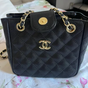 Svart läder quiltad handväska - I super fin skick, fråga gärna om fler bilder 