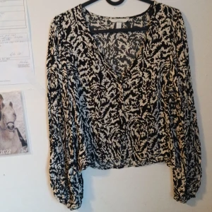 Långärmad t-shirt från H&M - Tunn och skön "t-shirt" att ha på sig på sommaren , väldigt fint svartvitt mönster ❤️