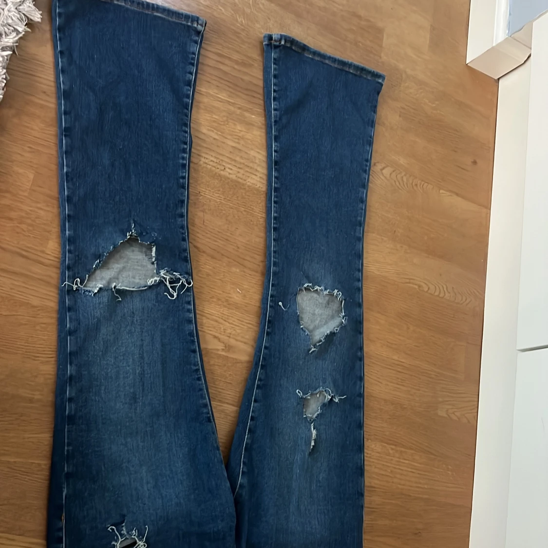 Jättefina mörkblå lågmidjade bootcut jeans med slitningar - 1