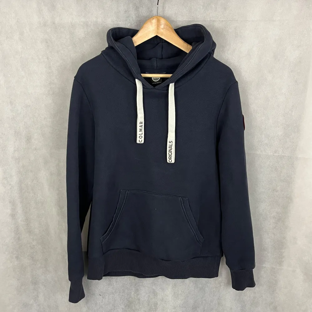 Riktigt soft hoodie av colmar. Storlek M, modellen är 185. Väldigt fint skick. Hupparit & Collegepaidat.