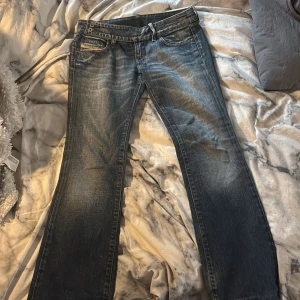 Diesel jeans  - Säljer ett par blå jeans från Diesel. Aldrig använda pågrund av att de var för små och köpta här på plick. De är supersnygga och i väldigt bra skick. Kontakta för mått osv.💗