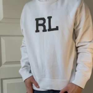 Ralph Lauren sweatshirt - Xl, baggy, RL på framsidan. Modellen, 180 cm och 72 kg