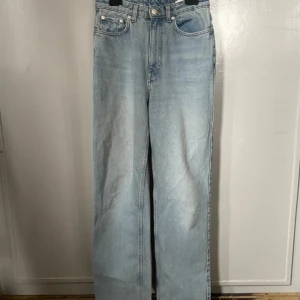 Ljusblå raka jeans från Weekday - Säljer ett par ljusblå jeans från Weekday, modell Rowe. Jeansen har hög midja och raka ben med klassisk femficksdesign. Perfekta för dig som gillar en enkel och stilren look.