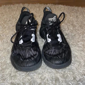 Gannis basket skor svarta  - Säljer mina gamla basket skor det är giannis immortality 3 har använt ett tag men dom är inte så slitna. Mycket sköna att ha på sig bra skick bra grepp på sulan. Nike basket skor. 