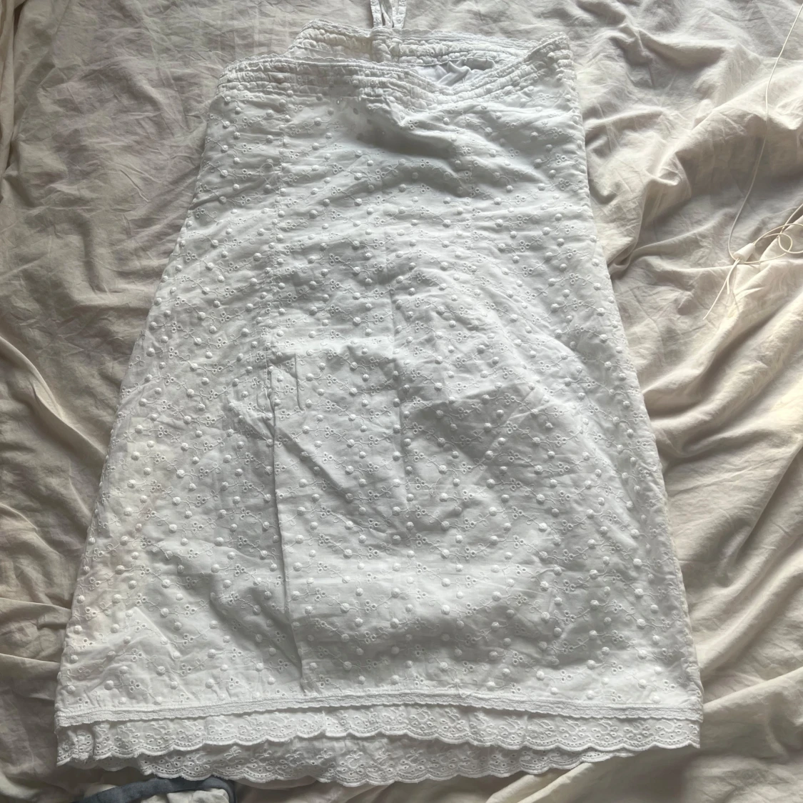 Vit ärmlös klänning med spetsdetaljer - 1