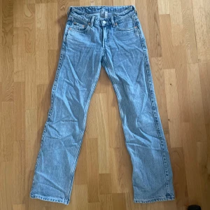 Weekday Arrow Low jeans - Raka Lågmidjade jeans