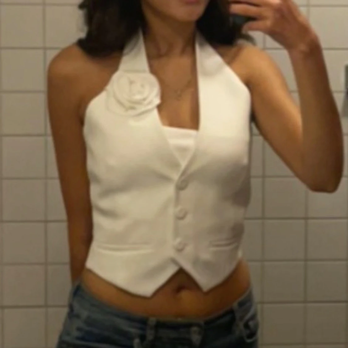 Vit halterneck väst med blomdetalj - 1