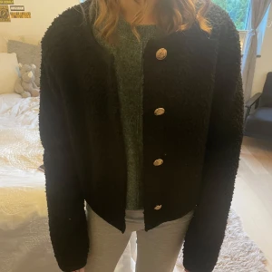 Svart teddyjacka med guldknappar - Säljer en svart teddyjacka med rund halsringning och fyra dekorativa guldknappar framtill. Jackan mjuk och super skön . Perfekt mot våren💕💕🧘🏼‍♀️