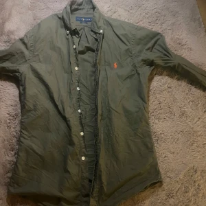 Ralph Lauren skjorta  - Polo Ralph Lauren skjorta i väldigt bra skick. Använd ett fåtal gånger bara. Hänger i garderoben bara sista tiden. Storlek S Slim fit 