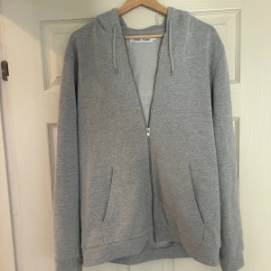 Grå Zip - Samsoe Samsoe Zip hoodie nypris 1299kr Fint skick  M/L