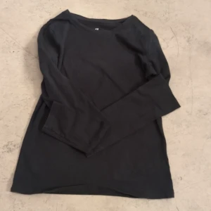Svart långärmad tröja från H&M - En enkel svart långärmad tröja från H&M. 💗Skön och bra för en enkel soft look💗 använd bara 1-2 gånger 💗