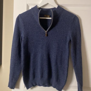 Stenströms Merinoulls tröja - Säljer en blå långärmad half-zip tröja från märket Stenströms i 100% merinoull. Storlek XS men sitter litet, passar runt 150-160cm.      🔷Nypris: 1999.          🔷Mitt pris 399!       Hör av er vid frågor eller funderingar!