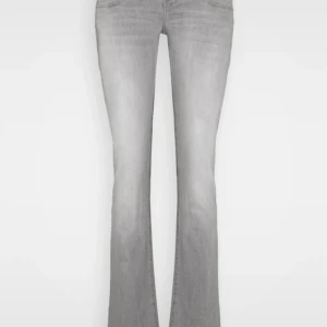Ltb jeans - Ett par ltb jeans Valerie i strl 31x30 (uppsydda för att passa mig som är ca 157cm). Använda men i bra skick, finns ett extra hål om man vill knäppa dem tightare (bild 4). Lite stora i storleken. Hör av dig vid frågor🥰